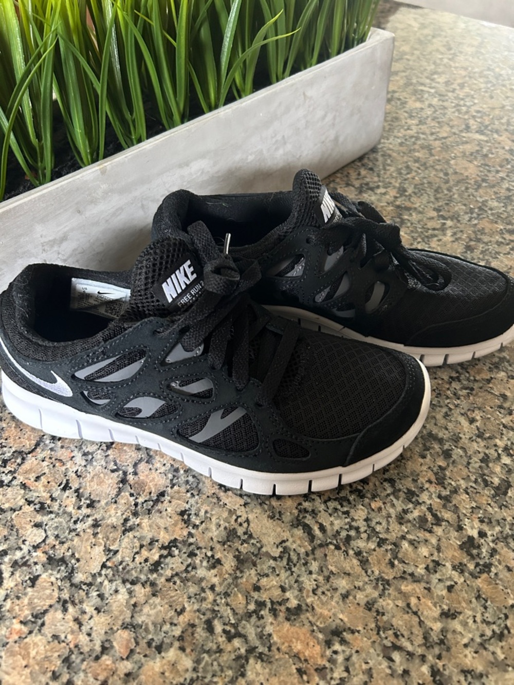 Nike Free Run 2 Women's Black Sneakers with White Soles - Picture 2 of 9